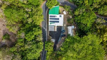 Un bâtiment doté d’un toit végétalisé, entouré d’une végétation luxuriante.