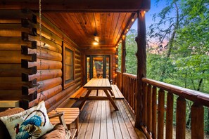 Outdoor dining - Luxury Cabin: Sleeps 12, hot tub, game room & more (Sevierville)