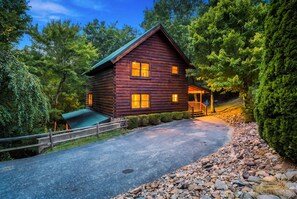 Exterior - Luxury Cabin: Sleeps 12, hot tub, game room & more (Sevierville)