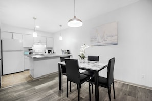 Dining - Great Location 2 bedroom Apartment Near Downtown Dallas and Fair Park (Dallas)