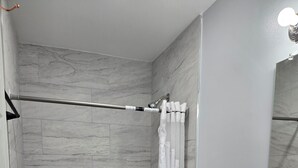 Ein Badezimmer mit Dusche, Toilette und Waschbecken.