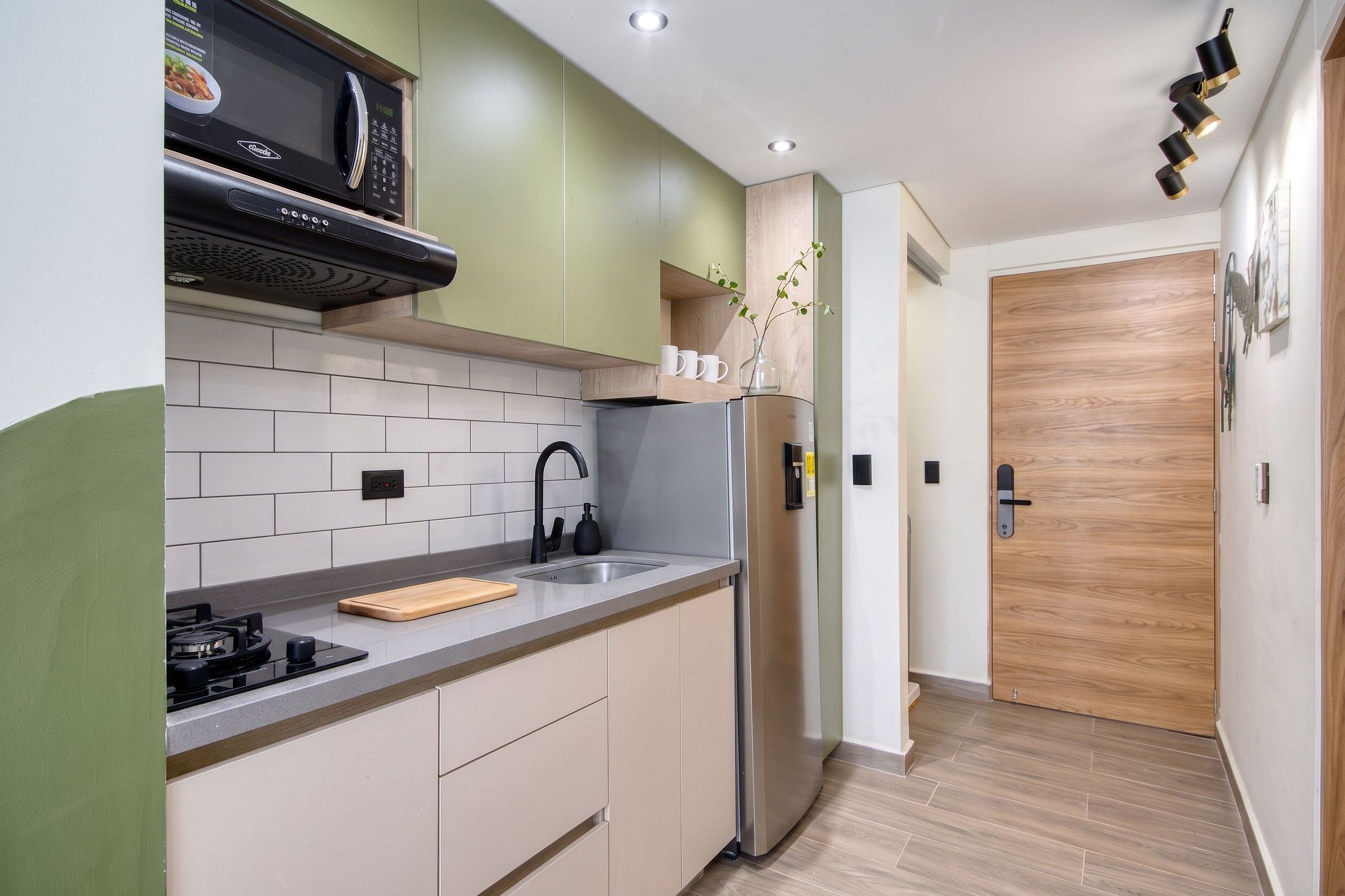 Apartment | Private kitchen | Microwave, cookware/dishes/utensils