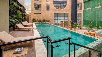 Una piscina al aire libre
