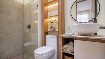 Apartment | Bathroom | Hair dryer, towels, soap, toilet paper