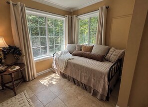 A room with a bed, a table with a lamp, and curtains. - Cascade Hollow Cottage Next to Dickel Distillery (Normandy)