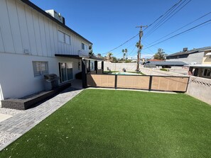 Il s’agit d’une propriété résidentielle dotée d’une cour arrière clôturée, d’un espace patio aménagé avec du mobilier d’extérieur et d’une piscine.