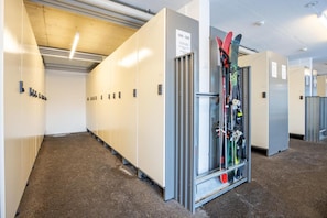 A row of lockers with a ski rack in the center. - Wifi, ski-in/ski-out & foot of the slopes, fitness, sauna, hammam, tv, ski locker, 35-39m², Vercorin (Vercorin)