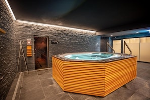 A modern spa area with a wooden hot tub, stone walls, and a staircase. - Wifi, ski-in/ski-out & foot of the slopes, fitness, sauna, hammam, tv, ski locker, 35-39m², Vercorin (Vercorin)