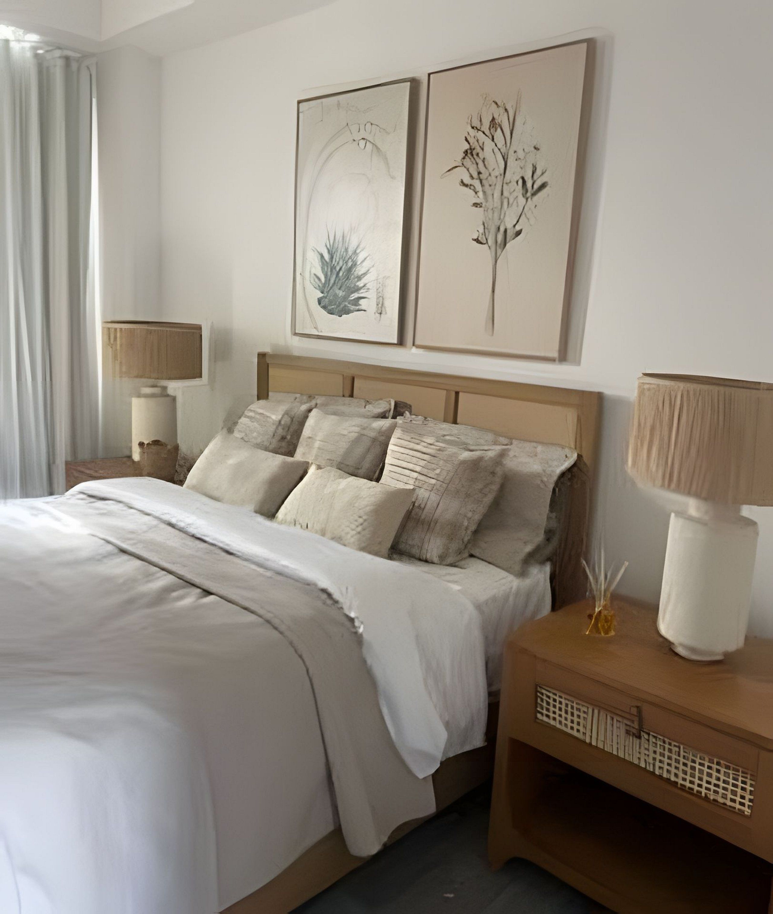 Un dormitorio con cama, dos mesitas de noche y dos lámparas de pared.