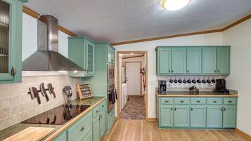 Coffee/tea maker, fridge, microwave, oven
