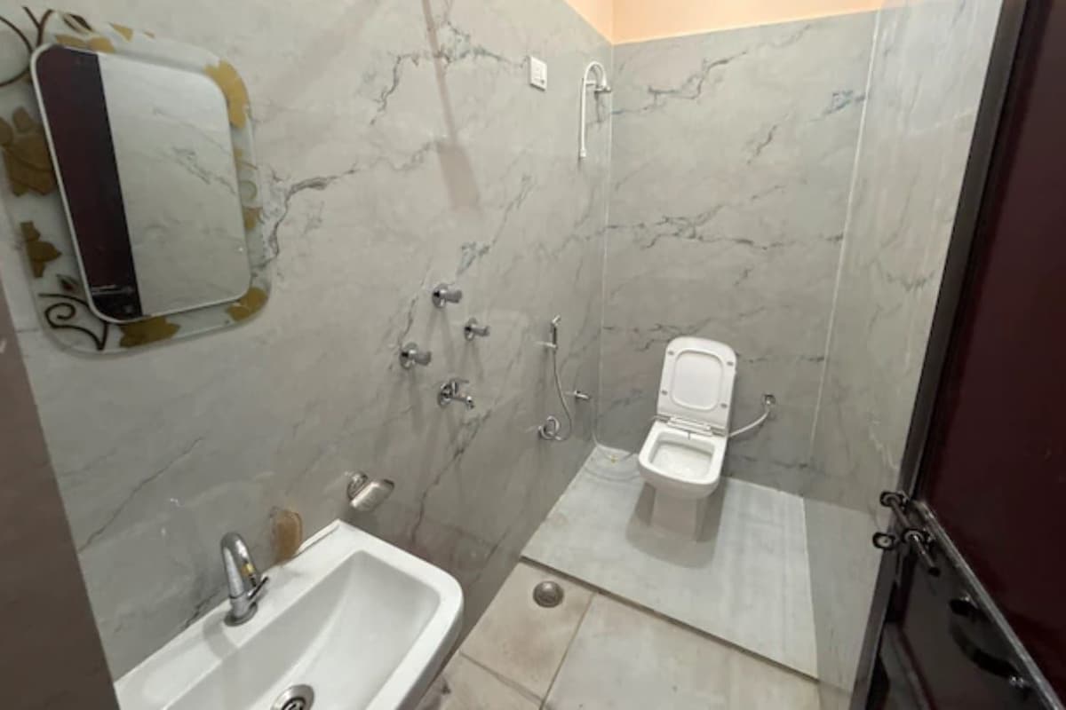 Phòng Deluxe, quang cảnh thành phố | Phòng tắm | Dép đi trong nhà, khăn tắm 