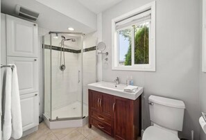 Dusche, Haartrockner, Handtücher, Seife