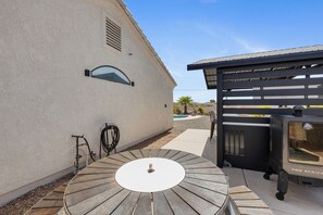 A patio with a round table, a water feature, and a barbecue grill. - Lake Havasu Retreat w Private Pool & Spa, Lake Views + Boat Parking (Lake Havasu City)