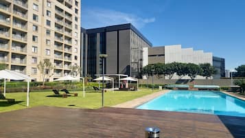 Una piscina al aire libre, una piscina climatizada