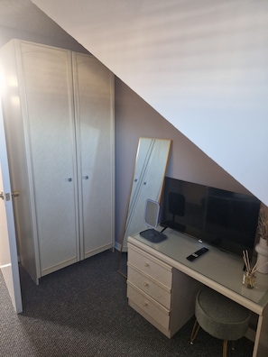 A room with a desk, a mirror, a wardrobe, and a television. - Quiet and peaceful living space with off-road parking. (London)