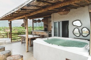 Outdoor dining - Casa Mandala - Rooftop with Jacuzzi and Ocean View (Cajueiro da Praia)