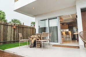 Outdoor dining - Casa Mandala - Rooftop with Jacuzzi and Ocean View (Cajueiro da Praia)