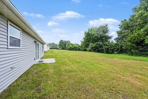 A single-story house with a front yard and a pathway leading to the entrance. - West Dayton New 4BR/3BA Home | Modern & Spacious (Dayton)