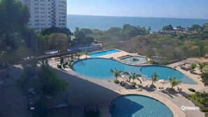 Outdoor pool, a heated pool - Santa Marta apartment with ocean view, direct access to the beach, swimming pools, restaurant (Magdalena)