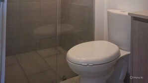 Shower, towels, soap, toilet paper - Santa Marta apartment with ocean view, direct access to the beach, swimming pools, restaurant (Magdalena)