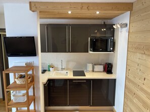 A compact kitchen with a microwave, toaster, and sink. - Skis on!! Apartment for 5–6 people Val Thorens Olympic 204 (Les Belleville)