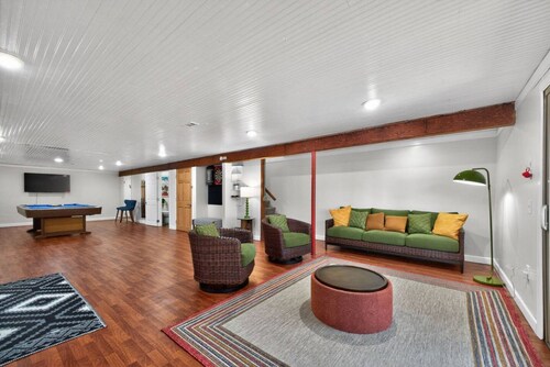5BR Retreat w/ Private Indoor Pool In Greensburg