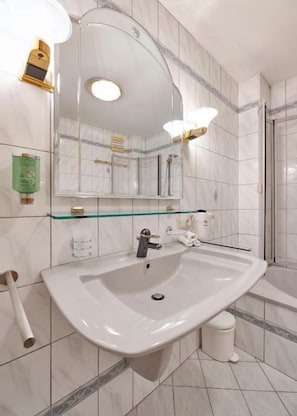 Nhà cơ bản, nhiều giường, quang cảnh vườn | Phòng tắm