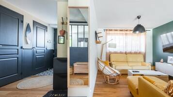 Een moderne woonkamer met een bank, een salontafel en een televisie.