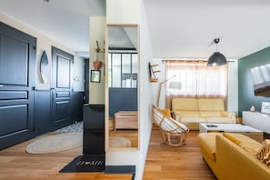 Een moderne woonkamer met een bank, een salontafel en een televisie.