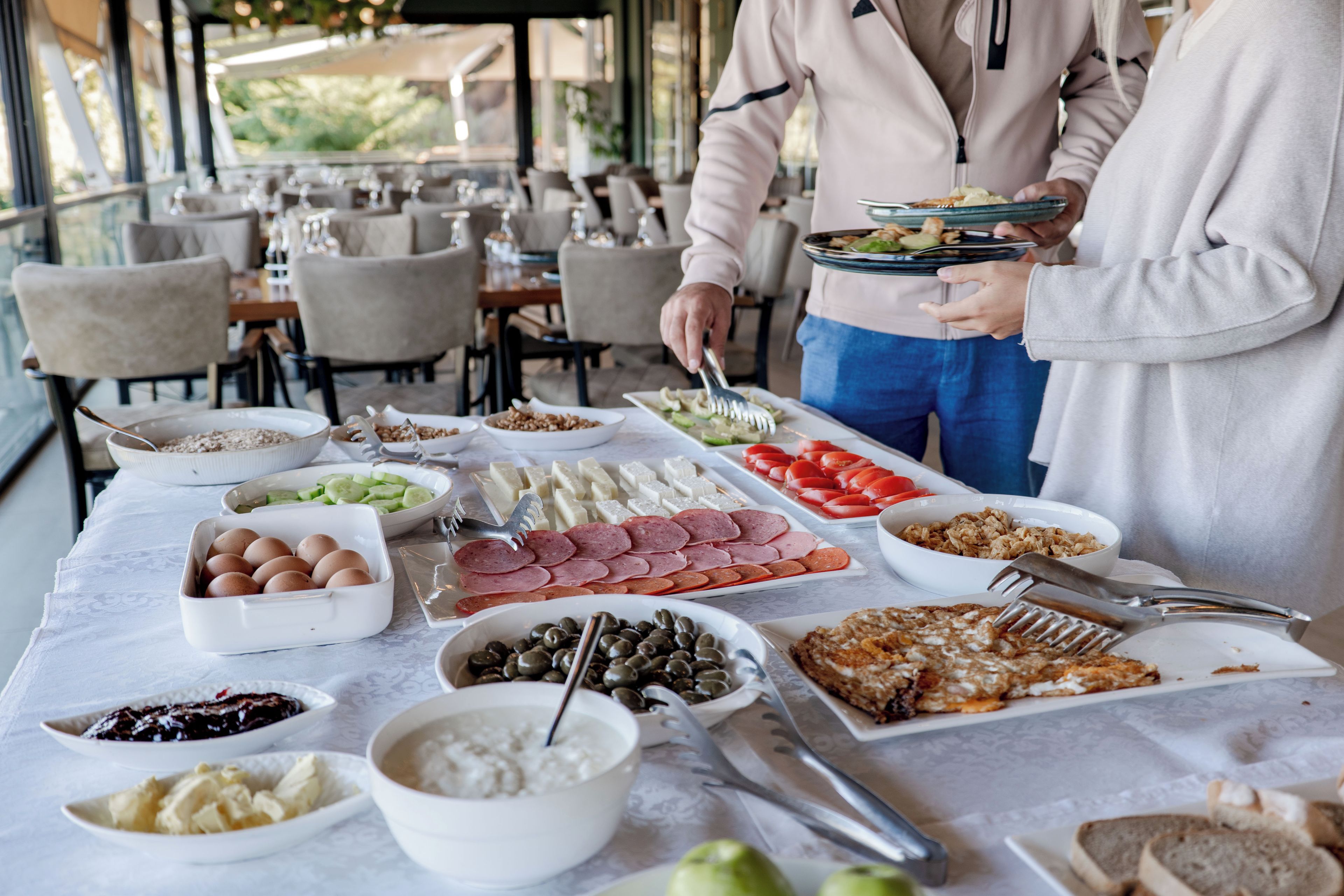 Une table de buffet avec divers plats et ustensiles.