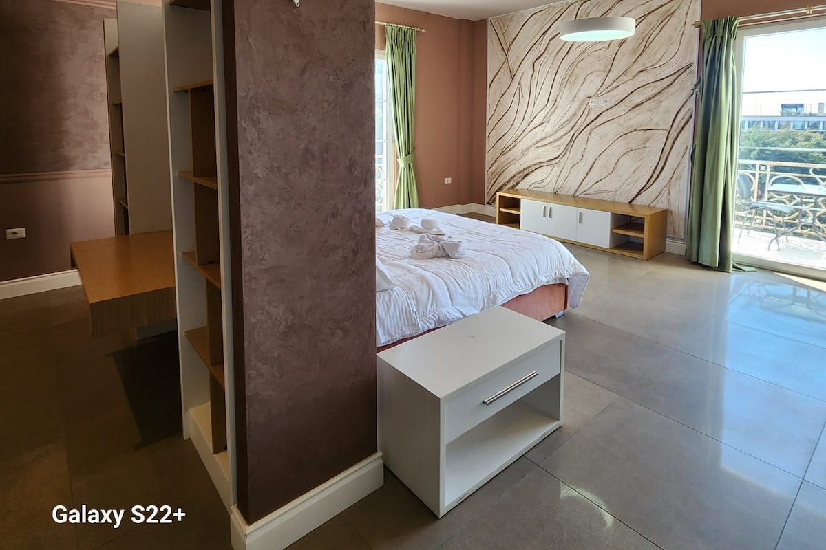 Suite Deluks, balkon, pemandangan kota | Meja kerja, ruang kerja ramah laptop, kedap suara, dan Wi-Fi gratis