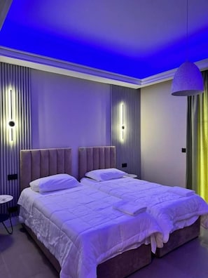 Desk, laptop workspace, soundproofing, free WiFi - Jurgen Resort (Tiranë)