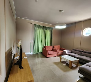 ห้องดีลักซ์สวีท, ระเบียง, วิวเมือง | บริเวณนั่งเล่น