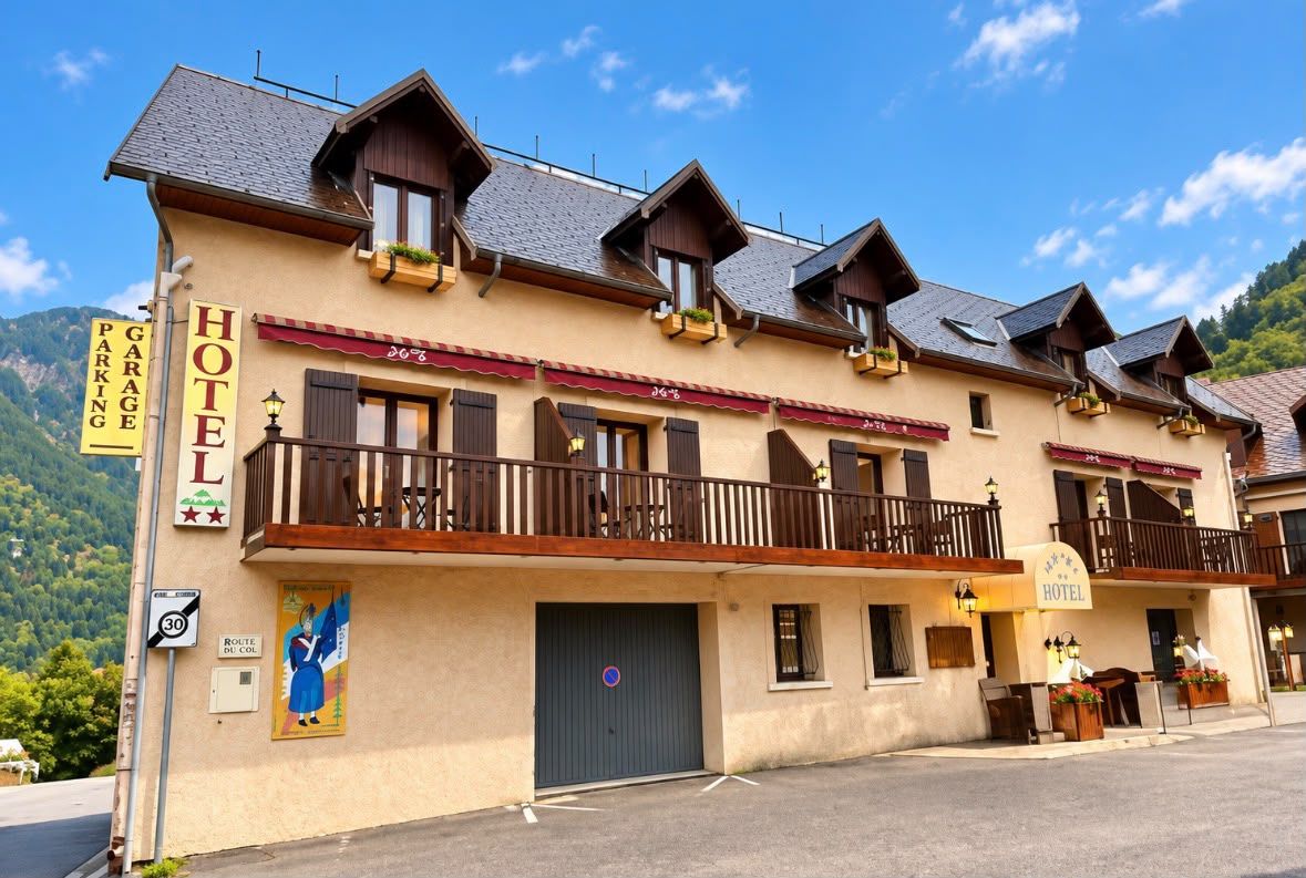 Een hotel in traditionele Alpenarchitectuur, met een balkon met houten leuningen en een bord dat een garage en parkeergelegenheid aangeeft.