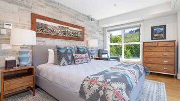 In-room safe, iron/ironing board, WiFi, bed sheets