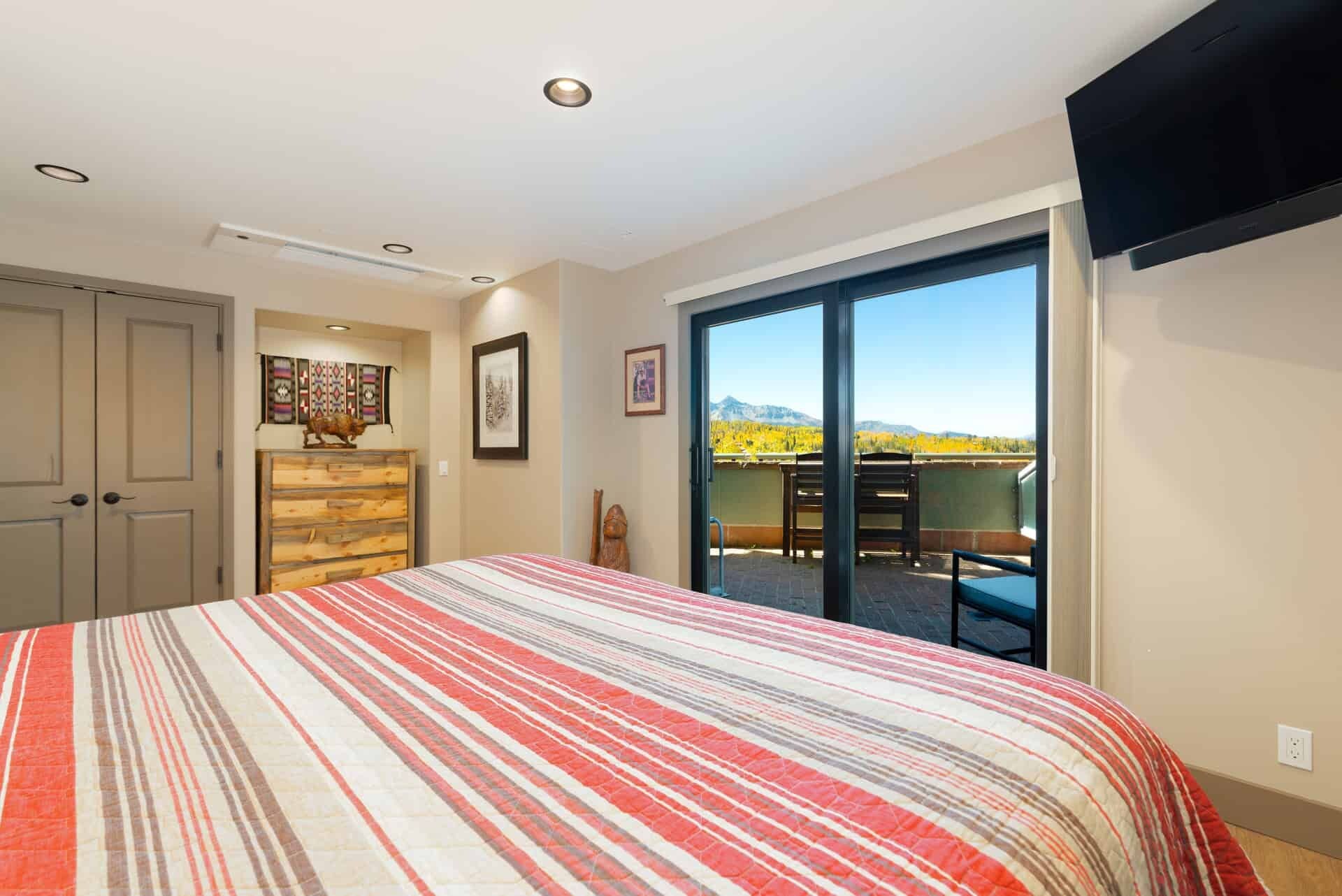 In-room safe, iron/ironing board, WiFi, bed sheets