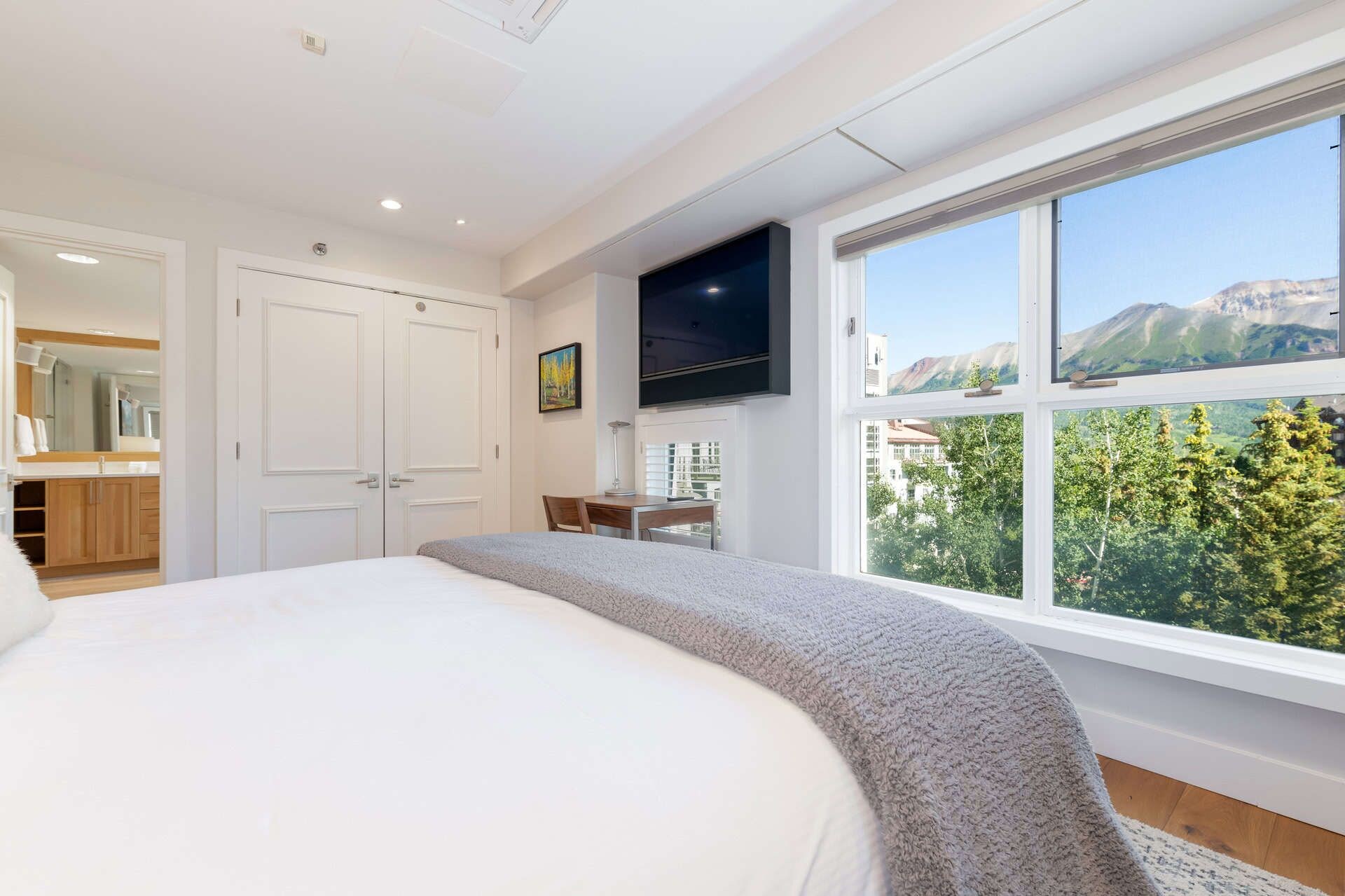 In-room safe, iron/ironing board, WiFi, bed sheets