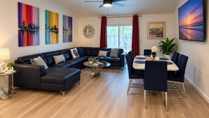 Living area - New 5BR Home . Walk to Dining . Sleeps 10 (Jacksonville)