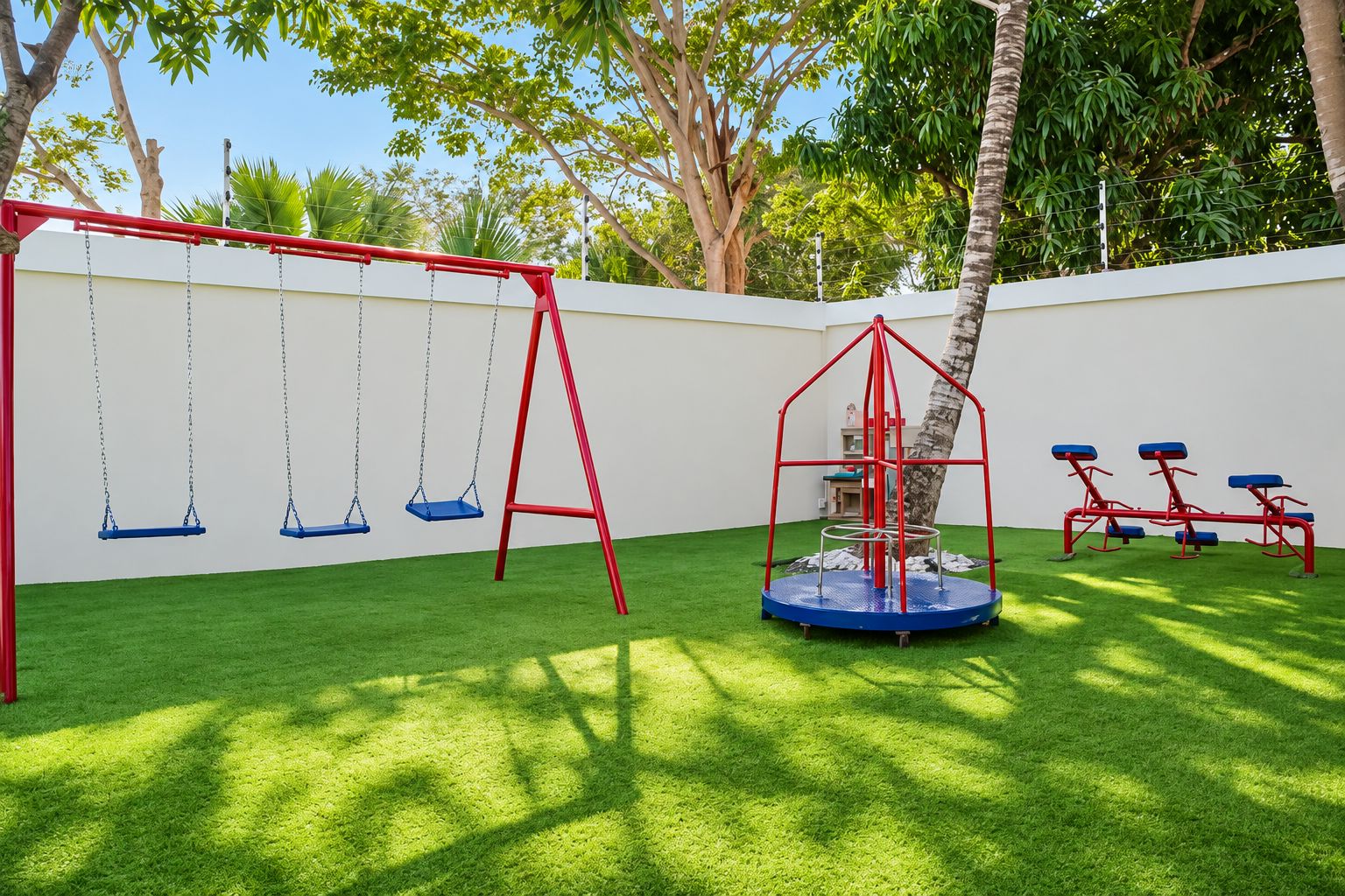 Ein Spielplatz mit Schaukeln, einer Kletteranlage und Sportgeräten.