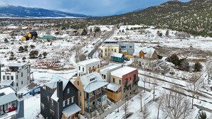 Un pueblo cubierto de nieve con varios edificios, incluyendo una combinación de viviendas y edificios comerciales.
