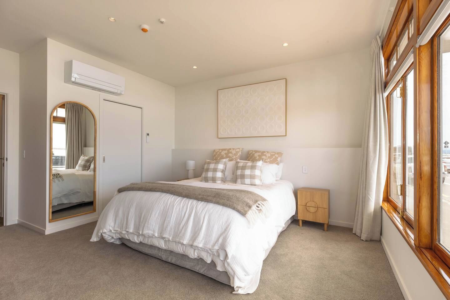 2 bedrooms, desk, iron/ironing board, WiFi