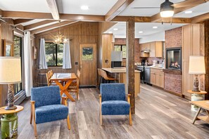 A spacious room with a dining area, kitchen, and a view of the outdoors. - Machins House Newly Remodled 4 bdrm backs up against RMNP (Estes Park)