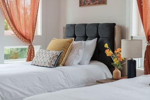 A bedroom with a bed, pillows, a vase with flowers, a lamp, and curtains. - 2 Bedroom - Workspace/Fast WiFi - 2 Car Garage! (Nashville)