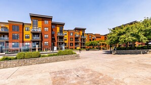 Un complexe d’appartements moderne composé de plusieurs immeubles, doté d’une cour centrale et d’un jardin bien entretenu.