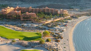 A coastal hotel with multiple buildings, a golf course, and a beach. - Luxurious 1-bedroom 1 bath apartment in the heart of Loreto (Ensenada)