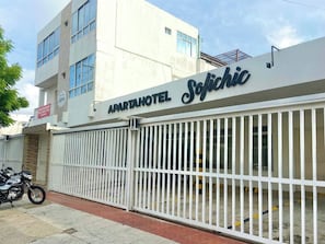A gated entrance to a building with a sign that reads 'ARTHOTEL SofiChic'. - Hotel Sofichic by Caribecheap (Barranquilla)