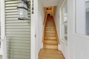 A wooden staircase leading to a landing with a number sign '1186' on the wall. - Quartier Layk : Suite 1186 - Ayers Cliff (Ayer's Cliff)