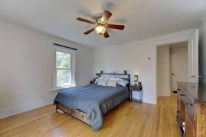 A bedroom with a bed, a ceiling fan, a nightstand, a dresser, and a window. - Quartier Layk : Suite 1186 - Ayers Cliff (Ayer's Cliff)