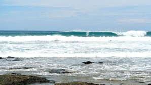 Une plage avec des vagues et des rochers.