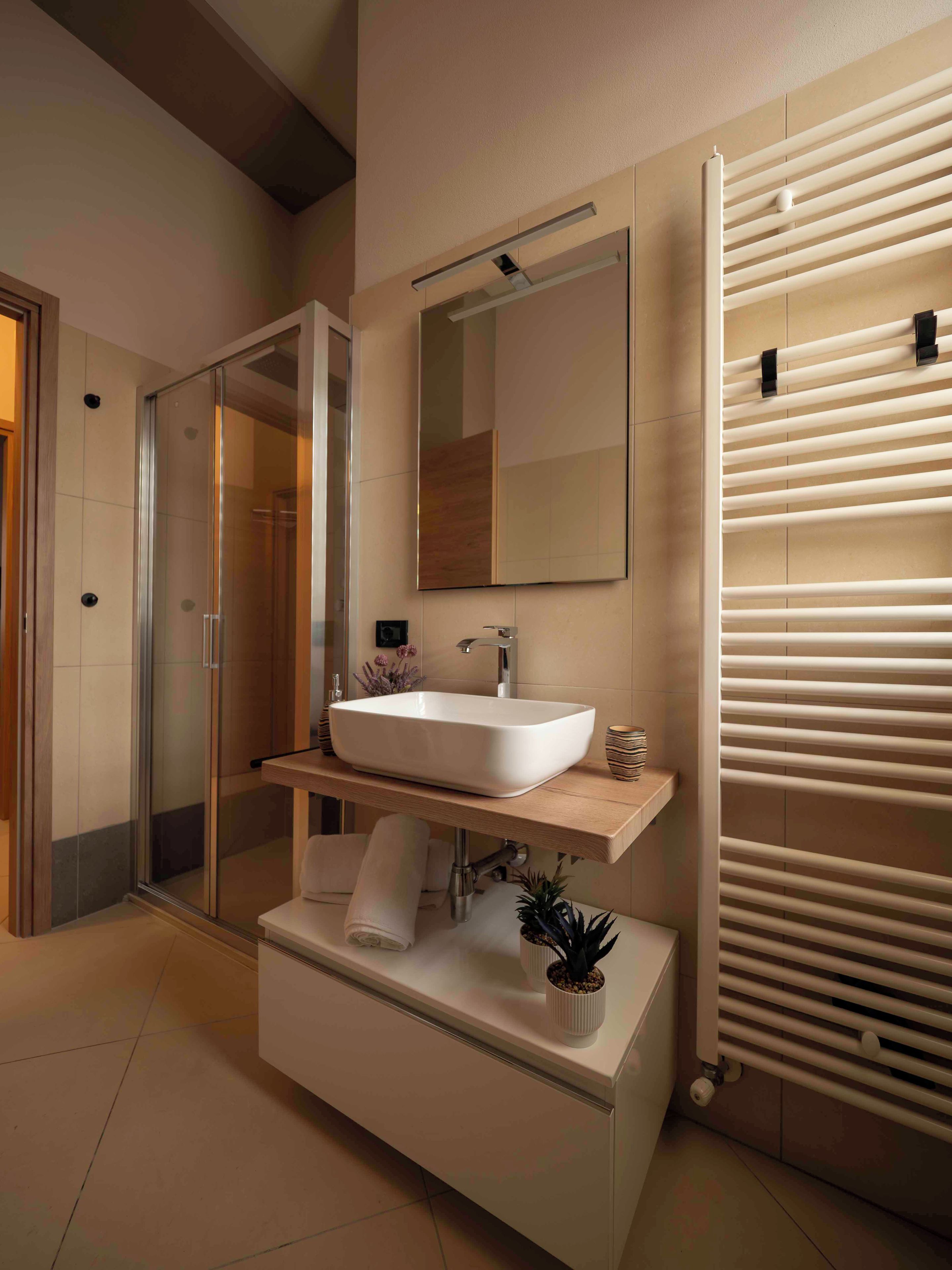 Douche, sèche-cheveux, bidet, serviettes fournies